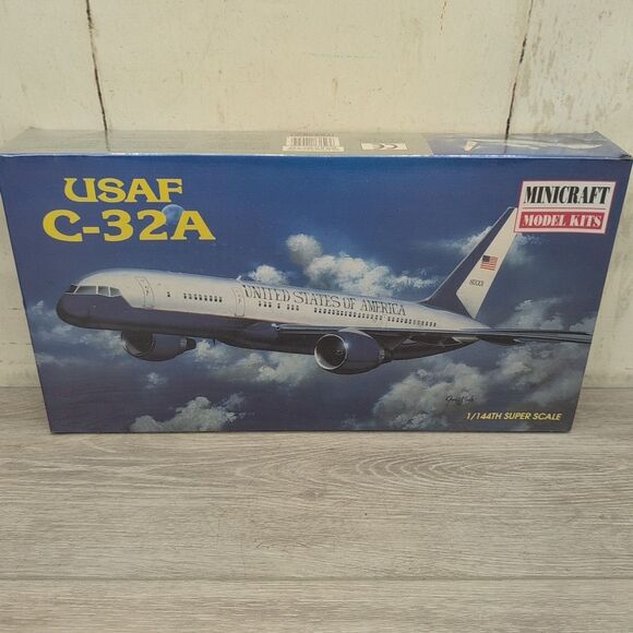 Minicraft USAF C-32A Model Airplane Kit 1:144 14451 Brand New Sealed - Picture 1 of 7